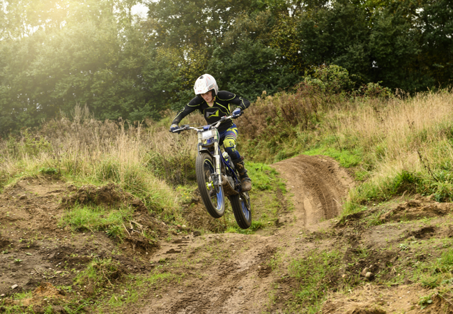 Handbjerghus Efterskole. Motocrossefterskole med egen motocrossbane.